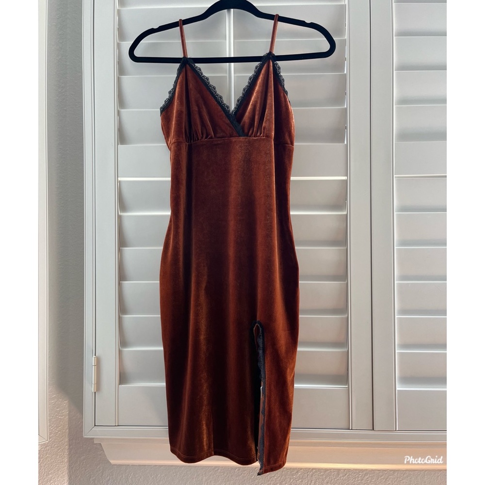 Forever 21 Lace trim slit hem velvet body-con dress